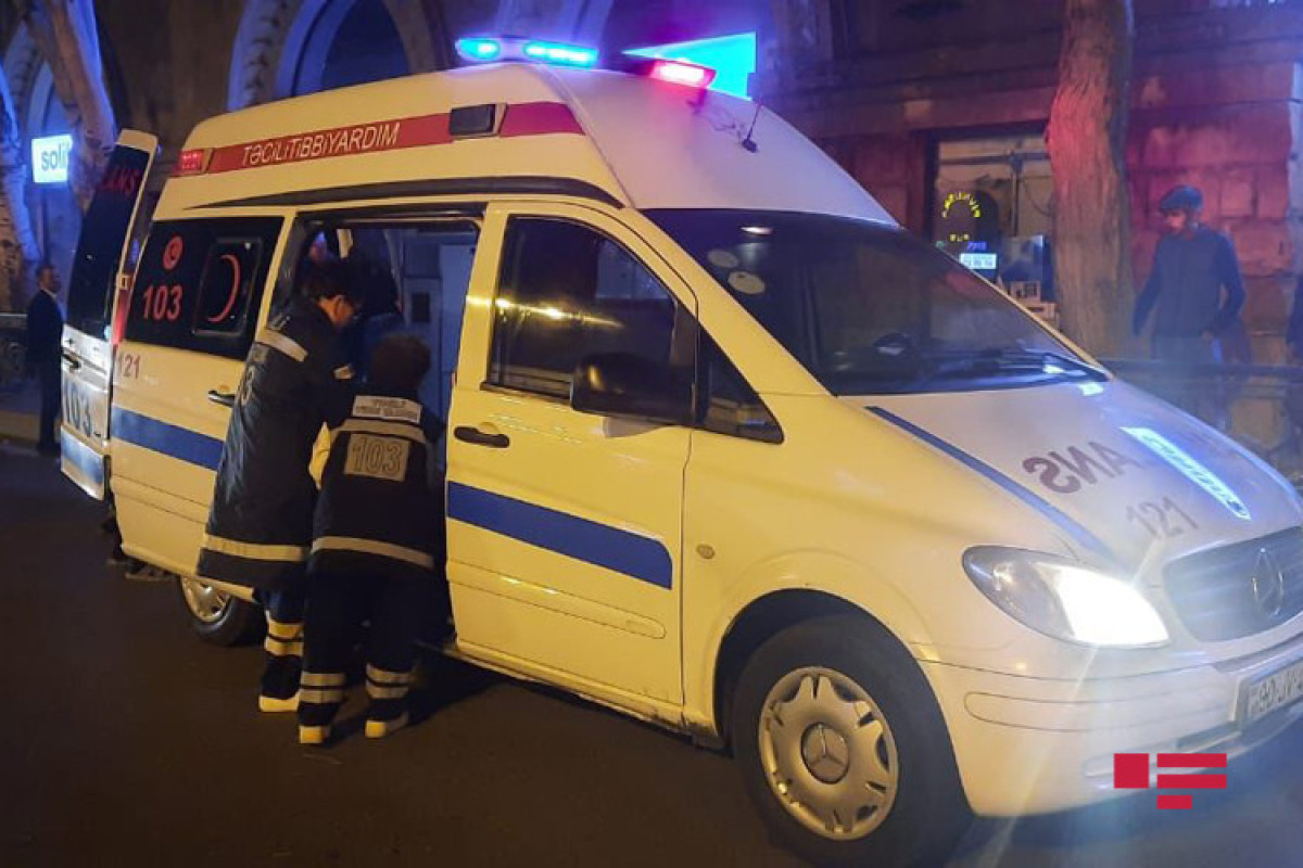 В Баку молодой человек впал в кому, упав с третьего этажа-ФОТО 