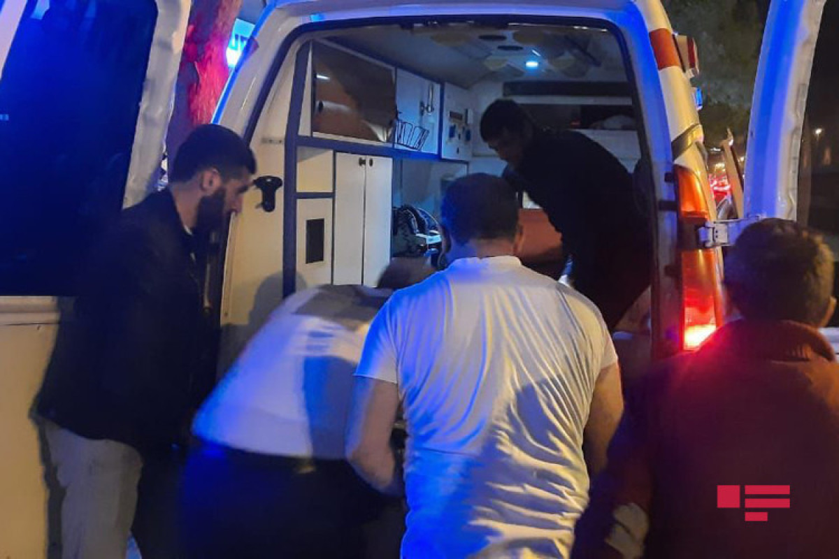 В Баку молодой человек впал в кому, упав с третьего этажа-ФОТО 