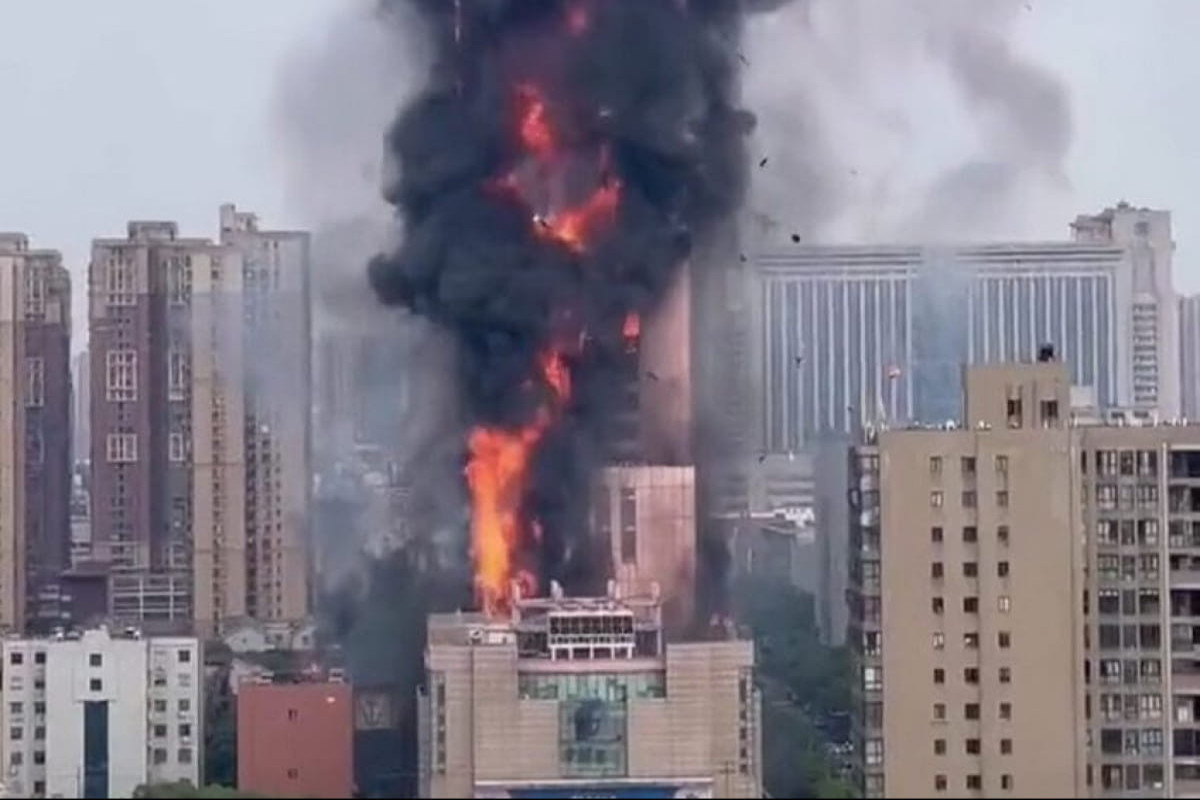В Китае небоскреб сгорел дотла за 20 минут: число жертв может исчисляться сотнями-ВИДЕО -ОБНОВЛЕНО 