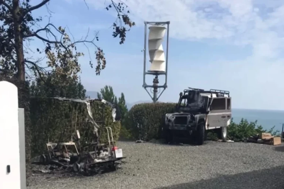 В Крыму сожгли машины российского телеведущего Киселева-ФОТО 