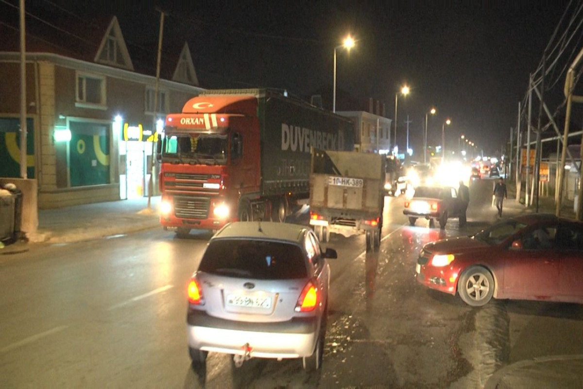 В Баку столкнулись две иномарки, на дороге образовалась пробка-ФОТО 