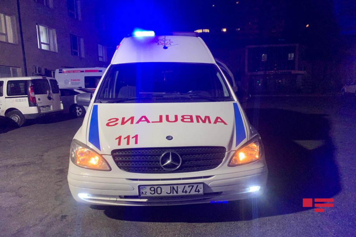 В Баку молодой человек получил ножевое ранение