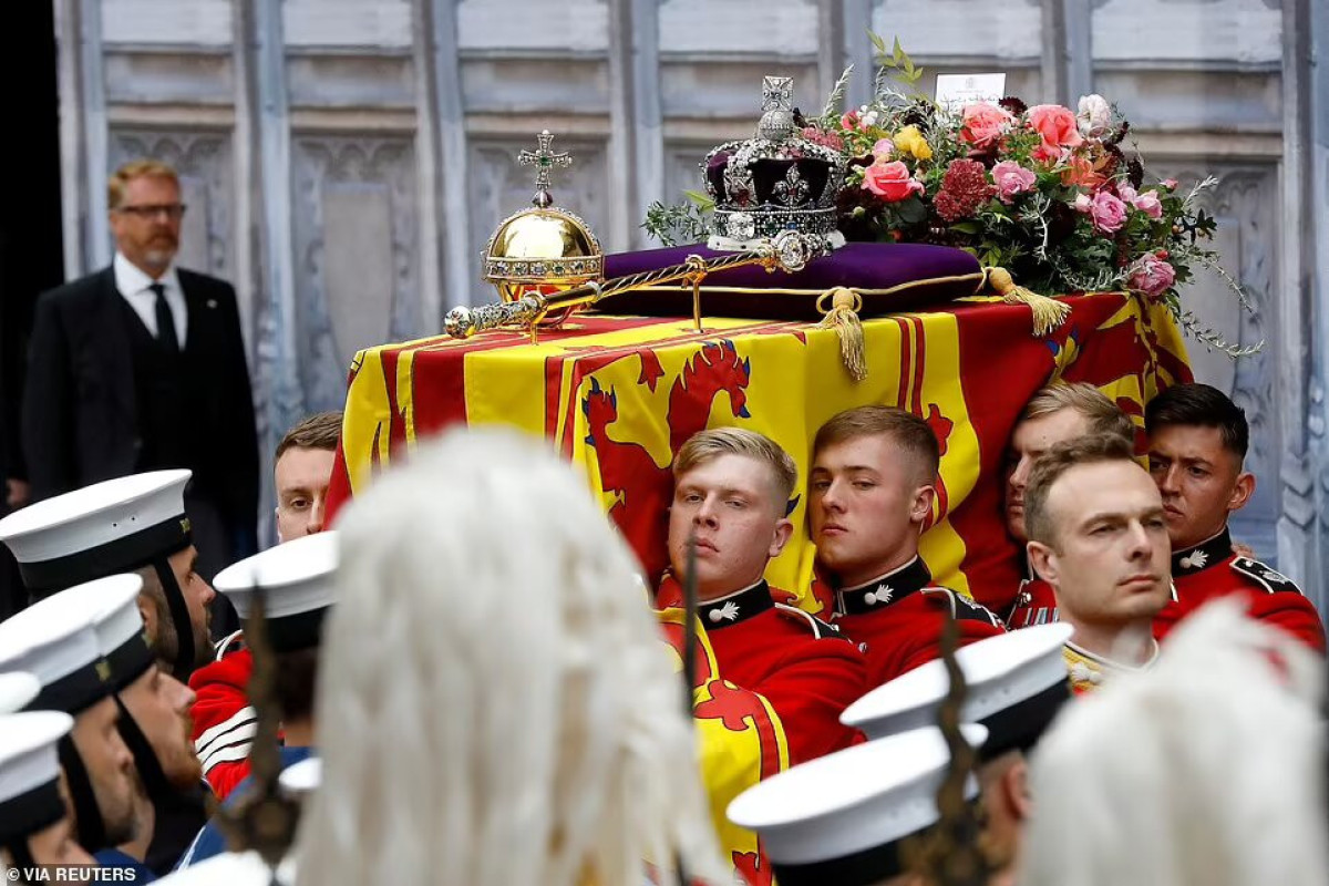В Вестминстерском аббатстве началась церемония похорон Елизаветы II - ТРАНСЛЯЦИЯ -ОБНОВЛЕНО -ФОТО 