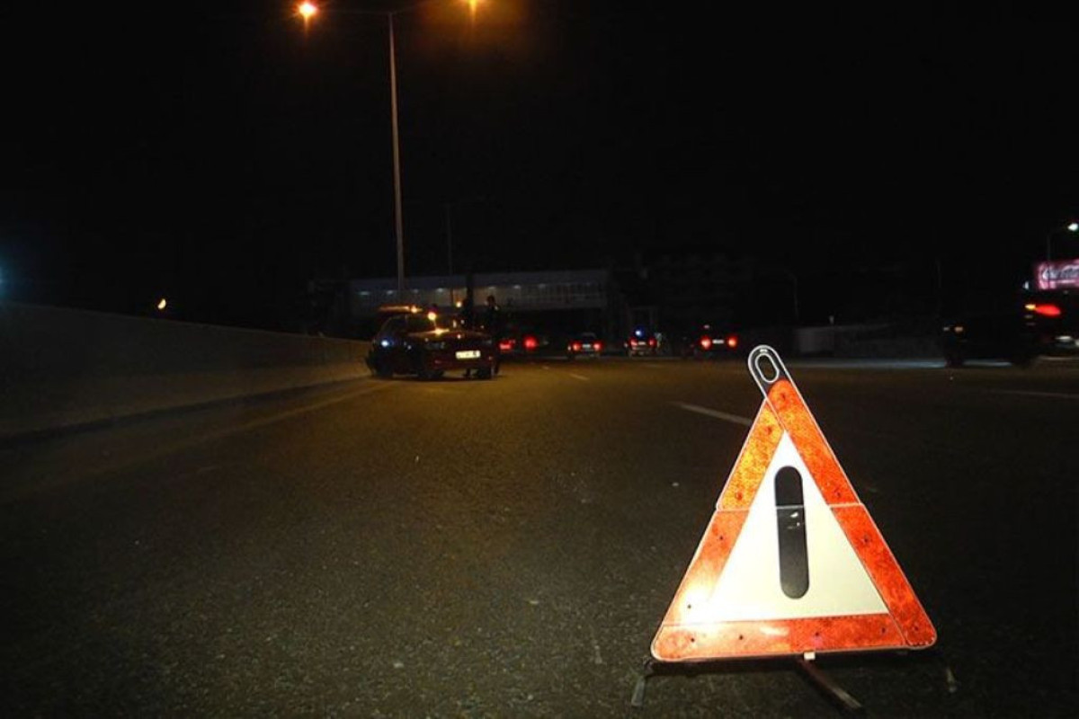 В Баку водитель на арендованном автомобиле врезался в фонарный столб, есть пострадавшие