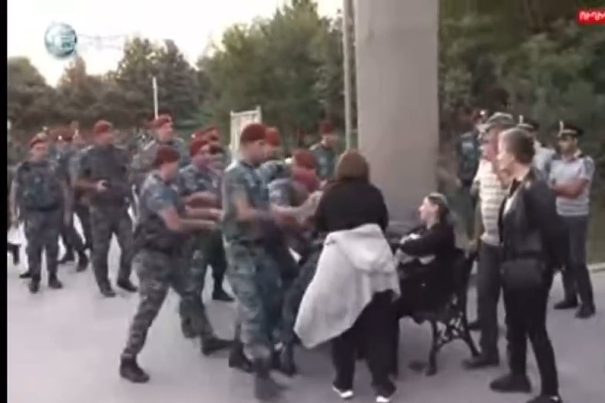 В Ереване полиция применила силу против родственников погибших солдат -ВИДЕО 