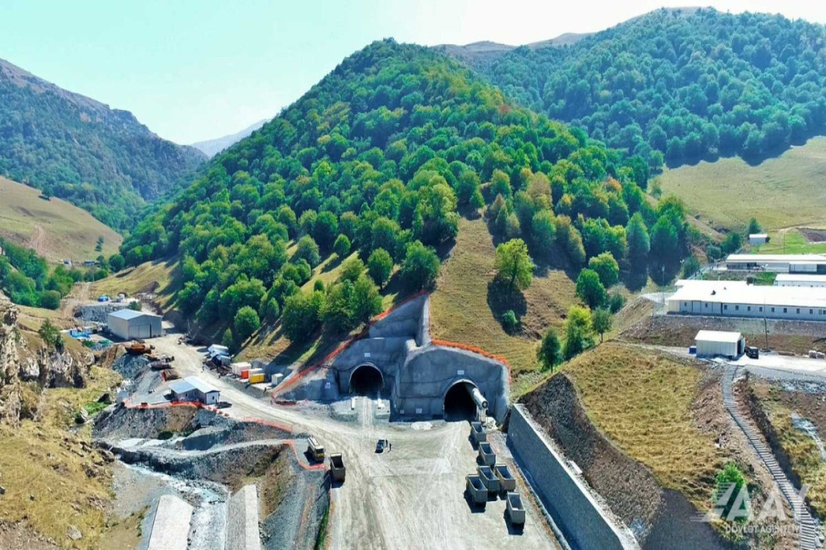 Строительство дороги Тоганалы-Кяльбаджар-Истису и туннеля Муровдаг продолжается