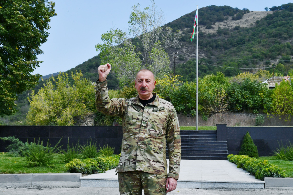 Ильхам Алиев поднял флаг Азербайджана в городе Лачин: «Этот флаг будет развеваться здесь вечно»-ФОТО 