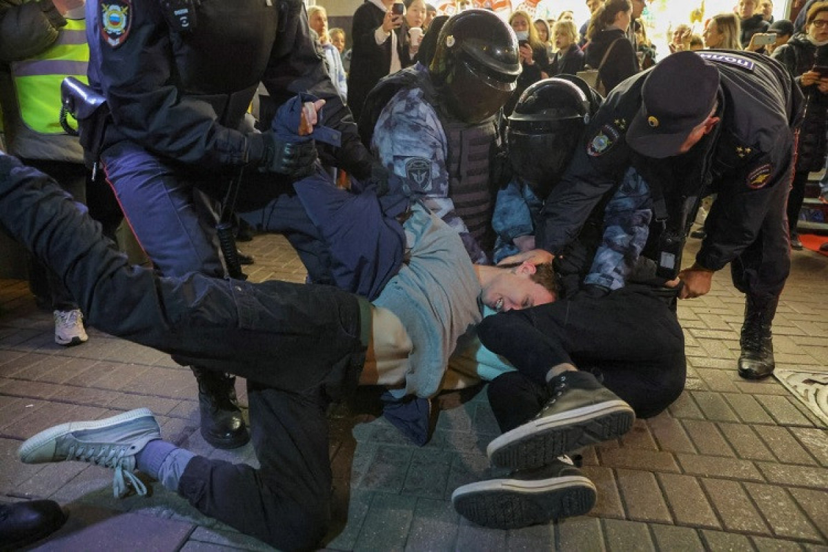 Задержанным на акции протеста в Москве начали вручать повестки в отделах полиции