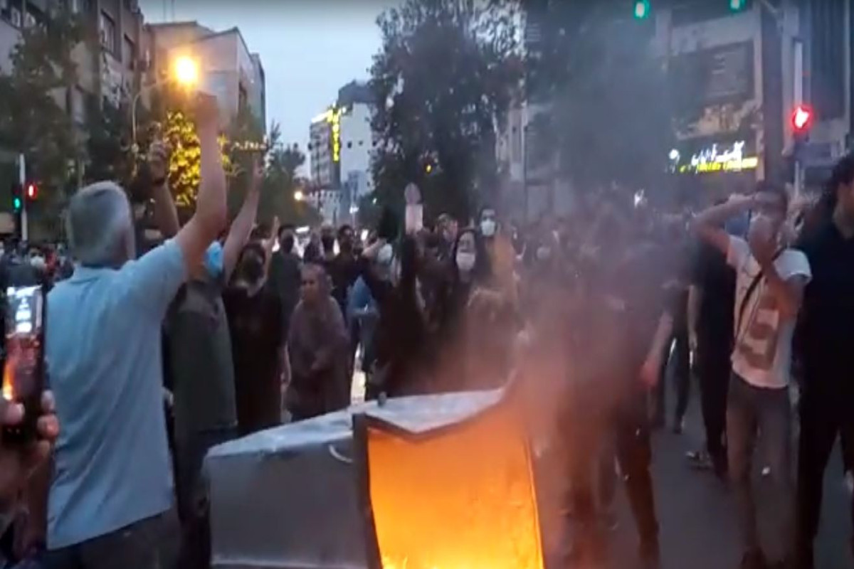 Акции протеста в Иране охватили более 80 городов, убиты члены КСИР
