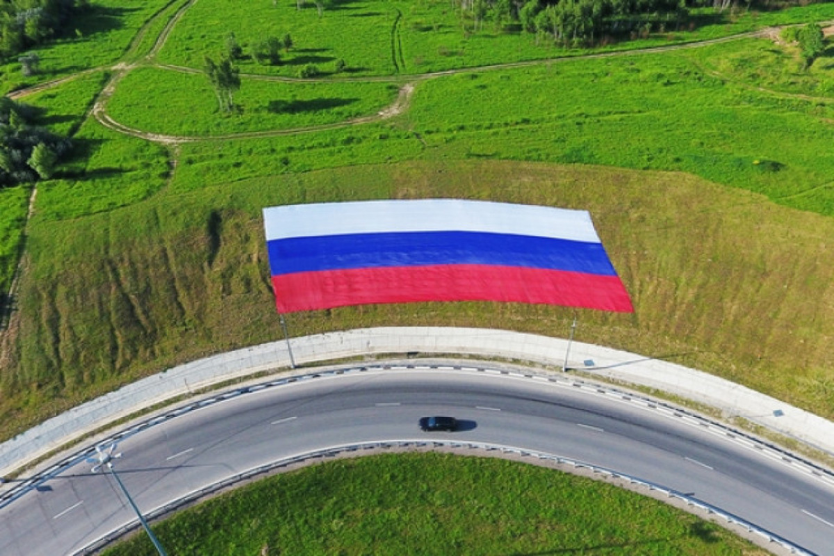 Полиция Литвы начала поиск нарисовавших на дорогах и мостах российские флаги