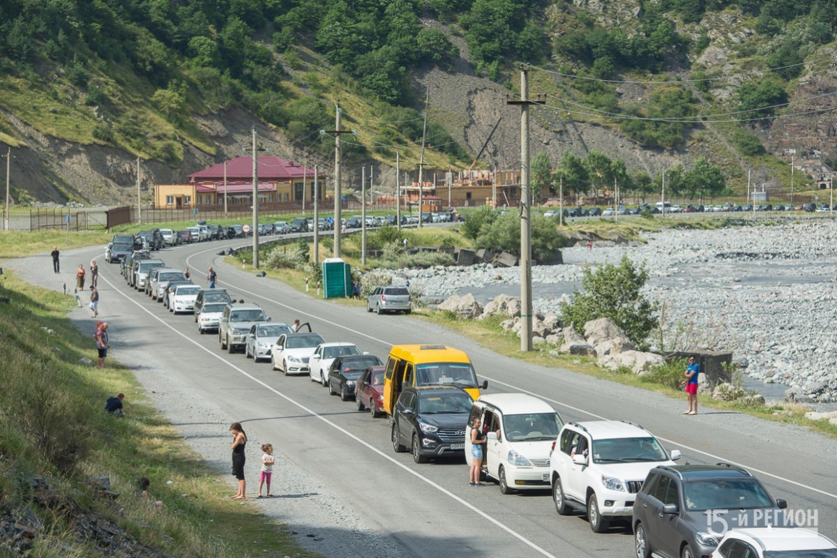 Пробка на границе России и Грузии достигла Владикавказа