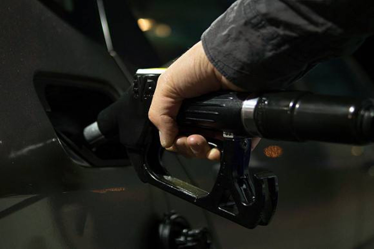 Автомобилистам объяснили, почему нельзя наливать полный бак бензина