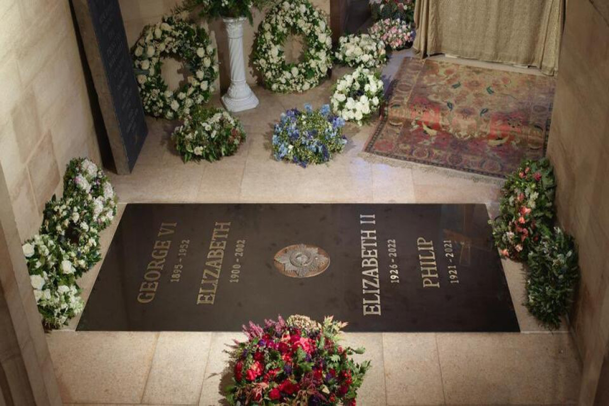 Букингемский дворец разместил фото надгробной плиты Елизаветы II