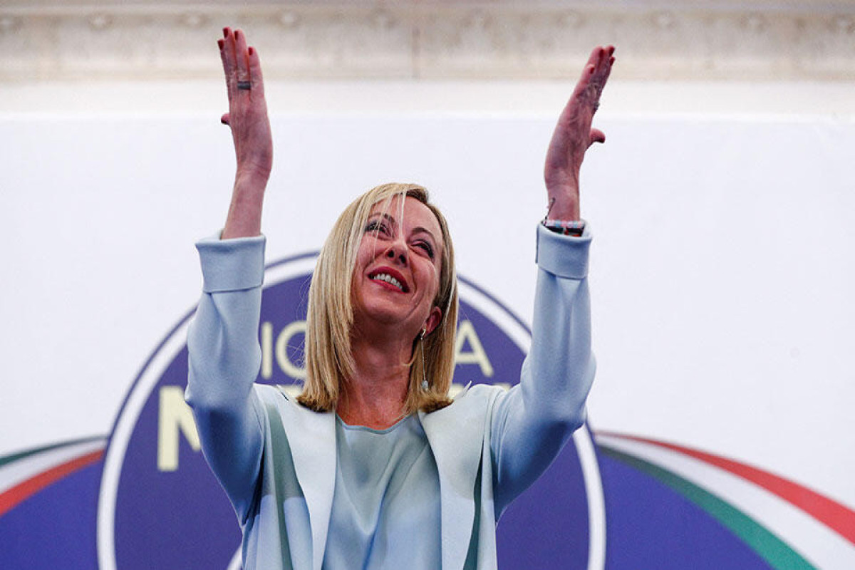 Голос новой Италии: победительница выборов Мелони спела с трибуны