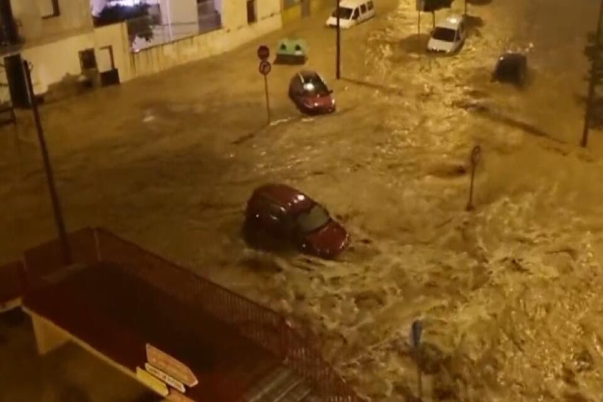 Шторм и наводнение в Испании - мужчину унесло потоком воды, пока он спал -ВИДЕО 