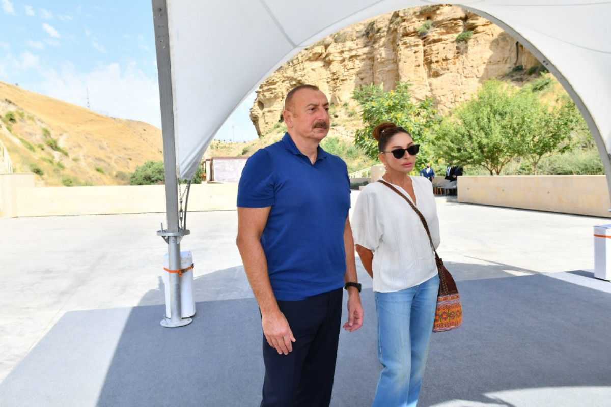 Ильхам Алиев и Мехрибан Алиева посетили мечеть Юхары Говхар Ага в Шуше