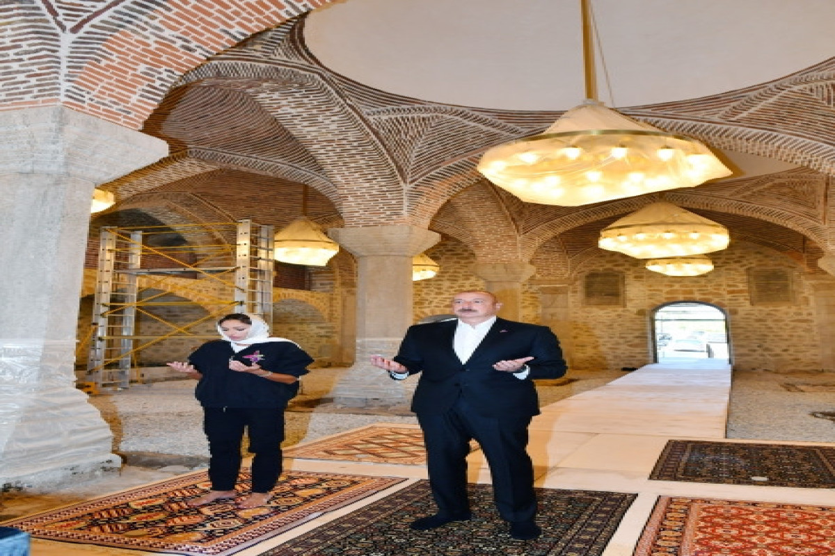 Ильхам Алиев и Мехрибан Алиева посетили мечеть Юхары Говхар Ага в Шуше-ФОТО 