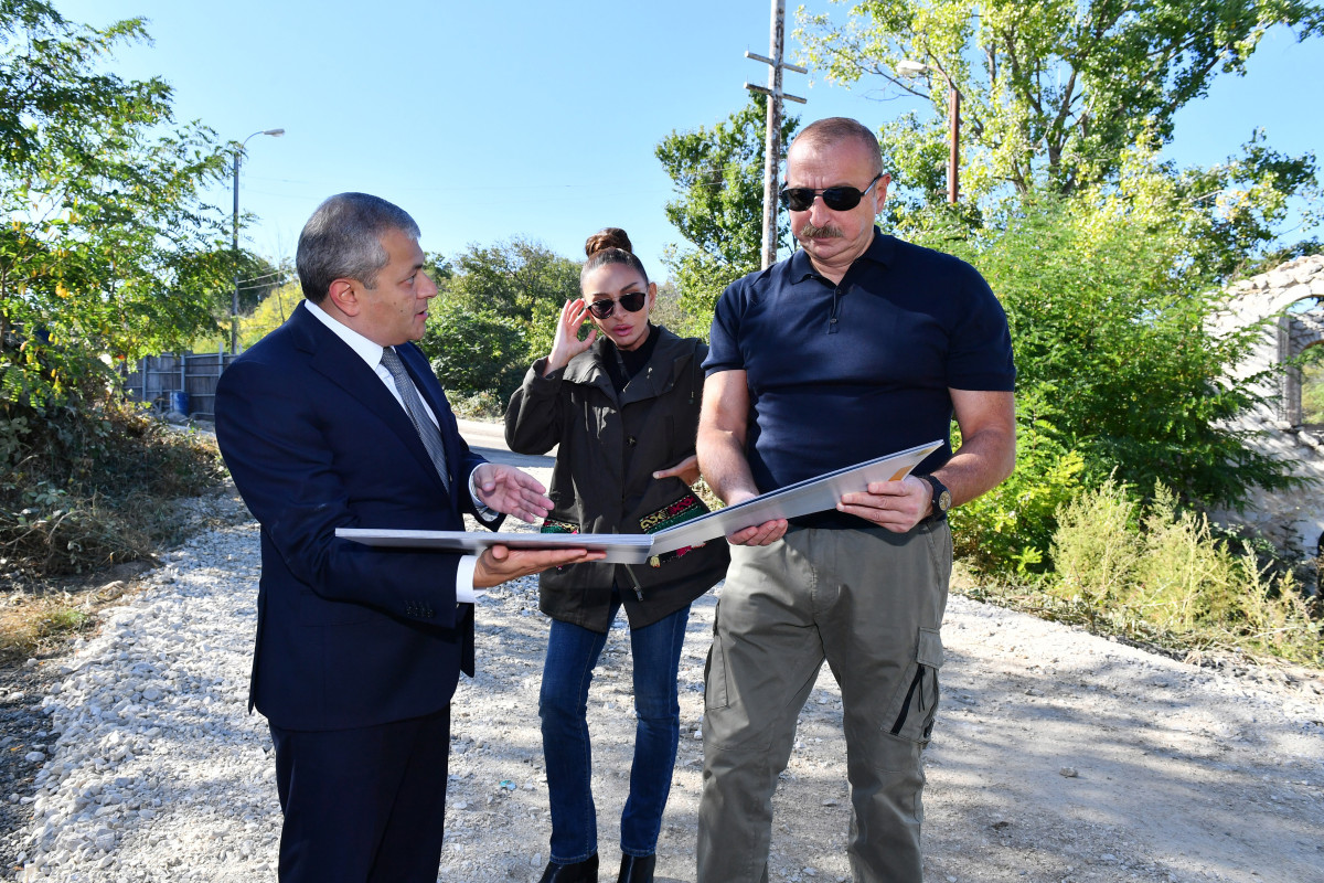 Ильхам Алиев и Мехрибан Алиева ознакомились с ходом строительства новых объектов в Шуше -ФОТО 