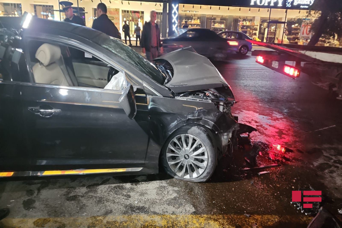 В Баку произошла цепная авария, столкнулись три автомобиля-ФОТО 