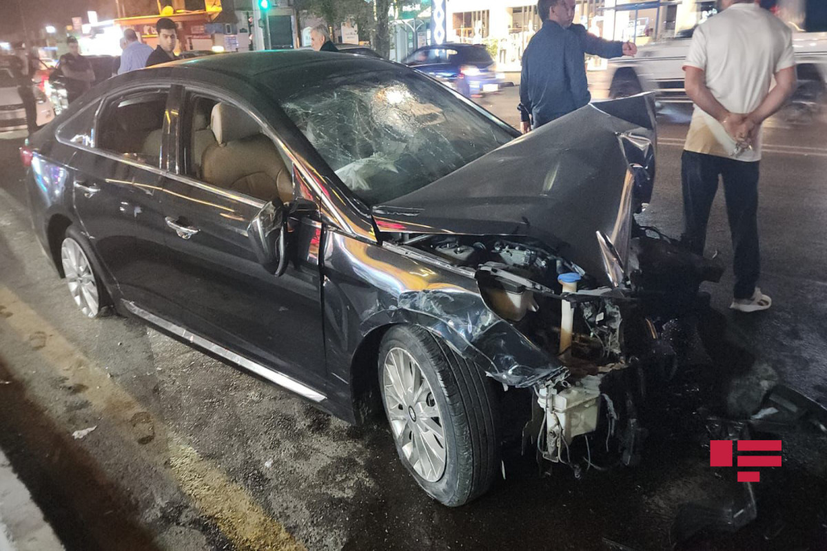 В Баку произошла цепная авария, столкнулись три автомобиля-ФОТО 
