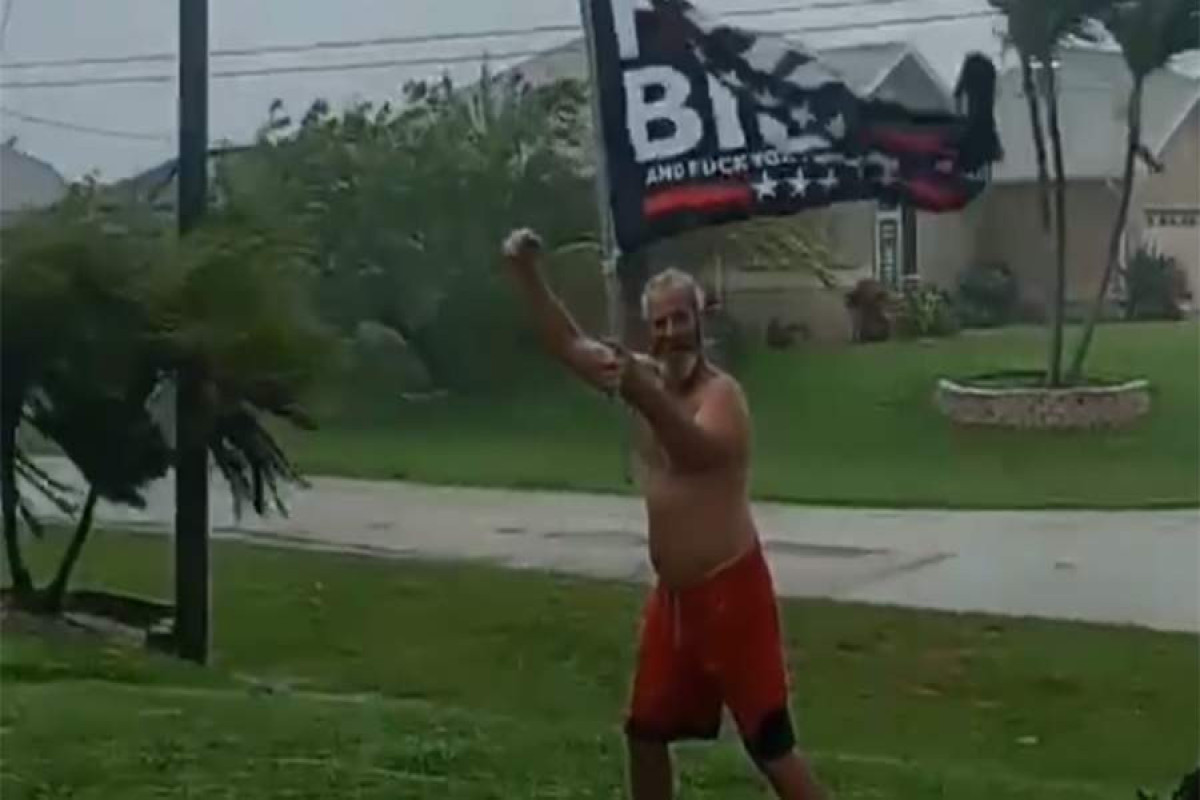 В США мужчина в разгар урагана пронес по улице флаг - «Пошел к черту, Байден»