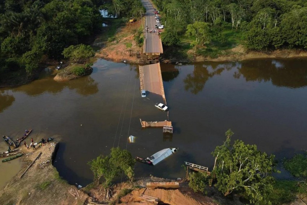 В Бразилии рухнул в реку мост с 12 автомобилями - есть погибшие 
