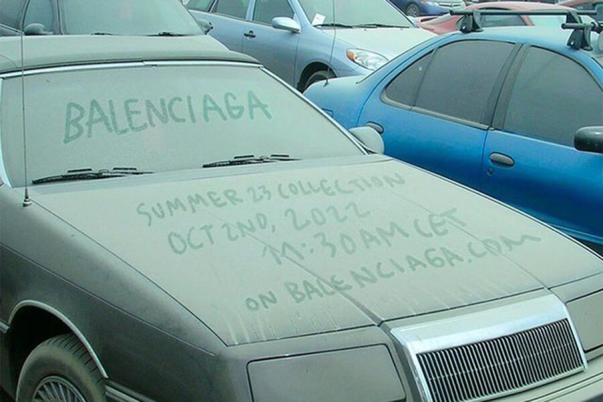 Модный дом Balenciaga анонсировал показ надписью на грязной машине