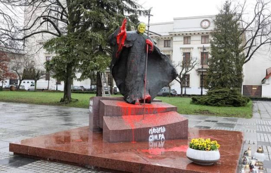 Поляки начали массово осквернять памятники Иоанну Павлу II