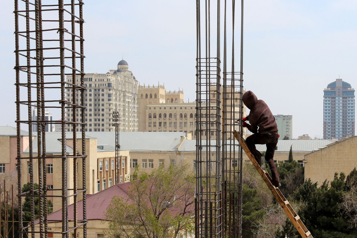 В Баку рабочий строительной компании разбился насмерть, упав с 20-го этажа
