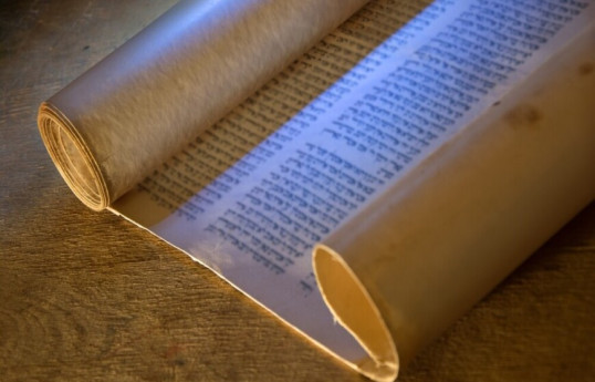 Утерянную главу Библии нашли на древнем пергаменте с помощью УФ-лучей