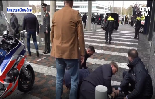 Охрана Макрона жестко задержала в Амстердаме мужчину, пытавшегося к нему прорваться-ВИДЕО 