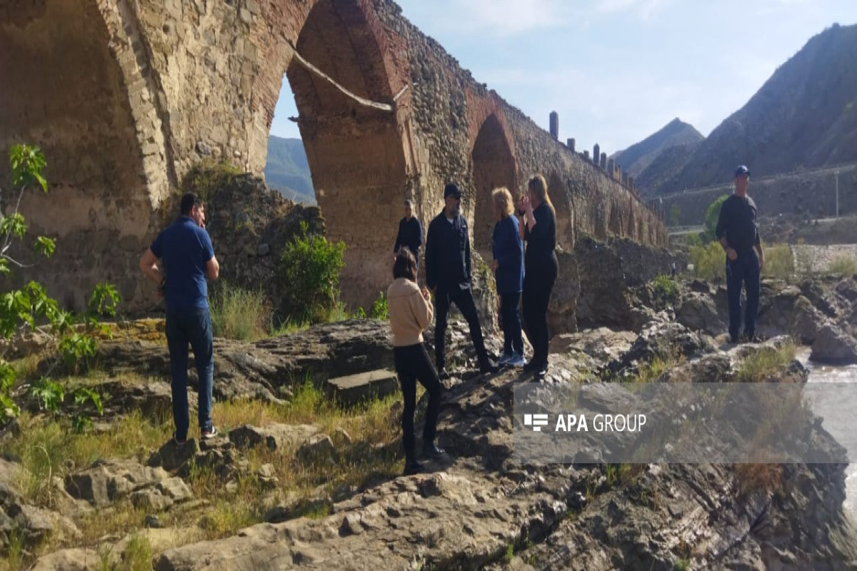 Делегация Американо-азербайджанского культурного фонда посетила Худаферинский мост