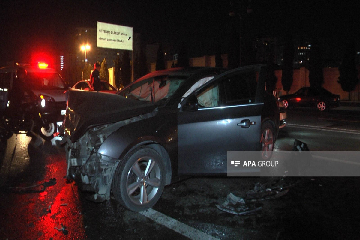 В Баку столкнулись два автомобиля, есть пострадавший-ФОТО 