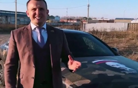 В России депутат раскрасил "фашистский" автомобиль и нанес на капот портрет Путина-ВИДЕО 