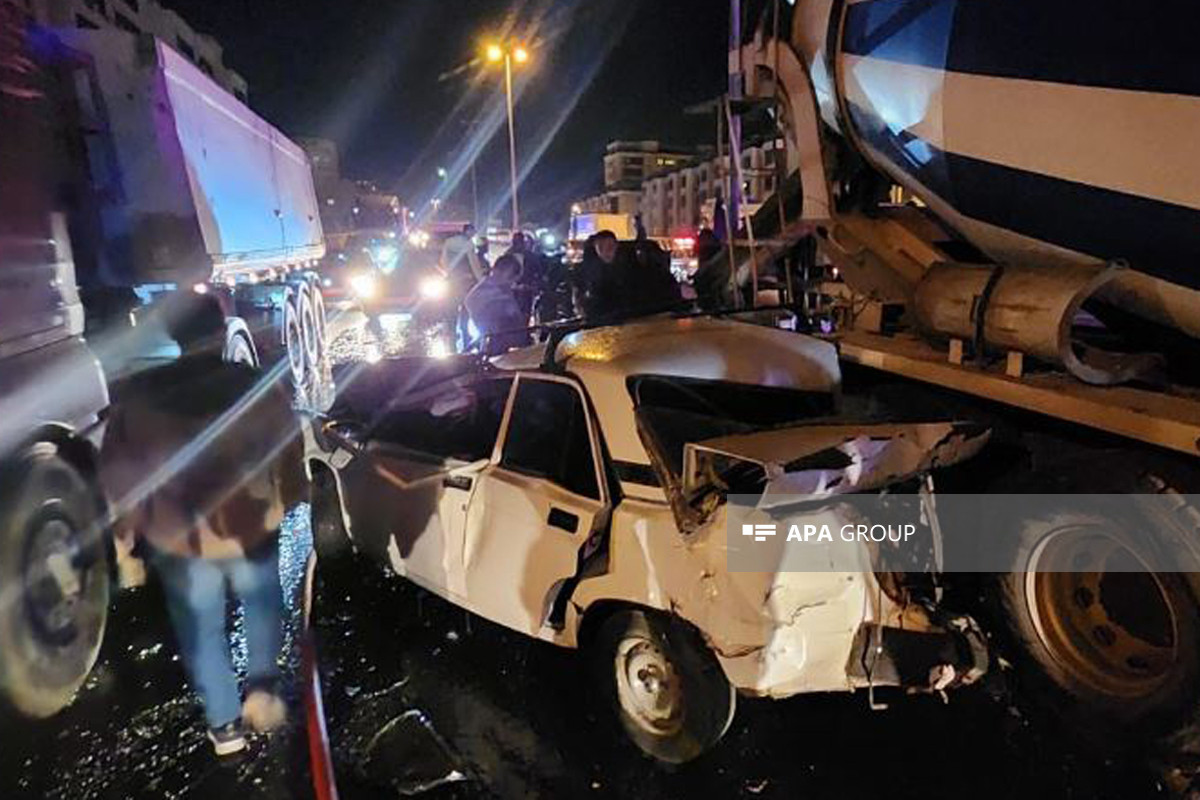 В Баку в результате цепной аварии сгорел автомобиль, есть пострадавшие-ФОТО 