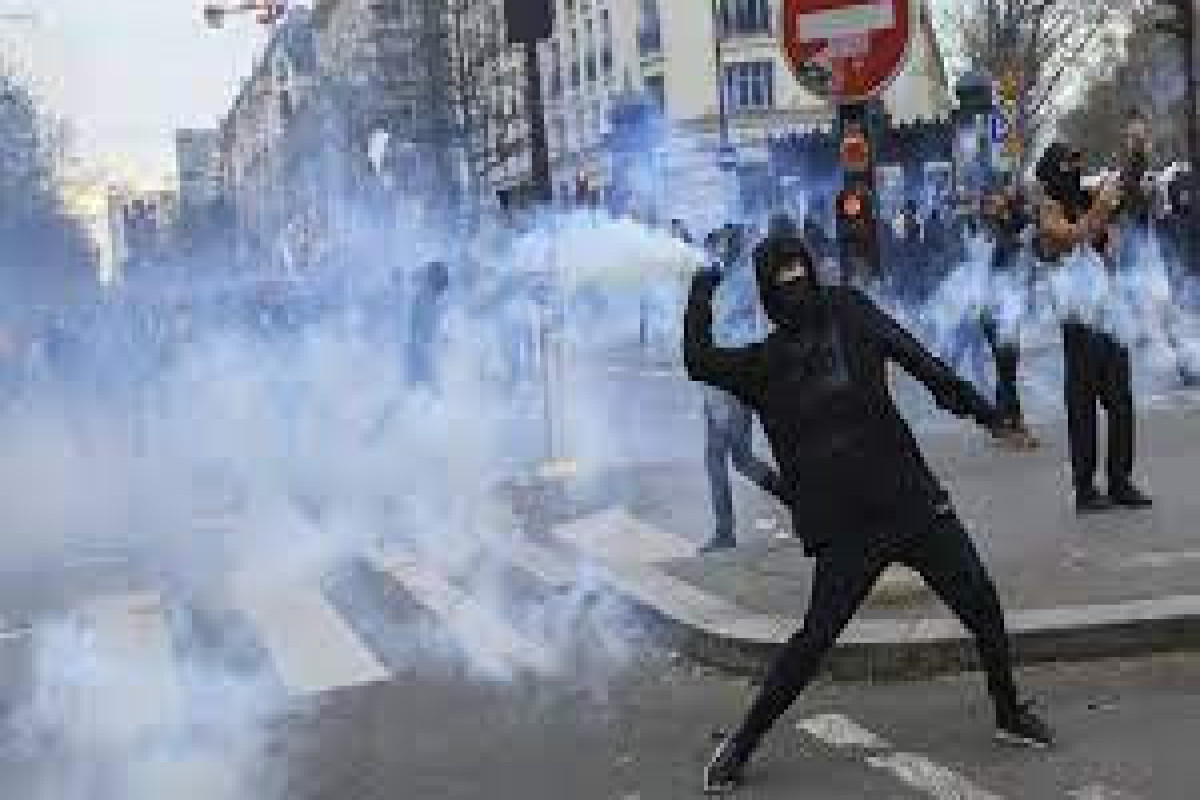 В Париже подсчитали ущерб от протестов против пенсионной реформы