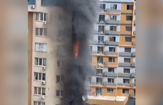 Сильный пожар в многоэтажке в Алматы: люди прыгают из окон, спасаясь от огня-ВИДЕО 