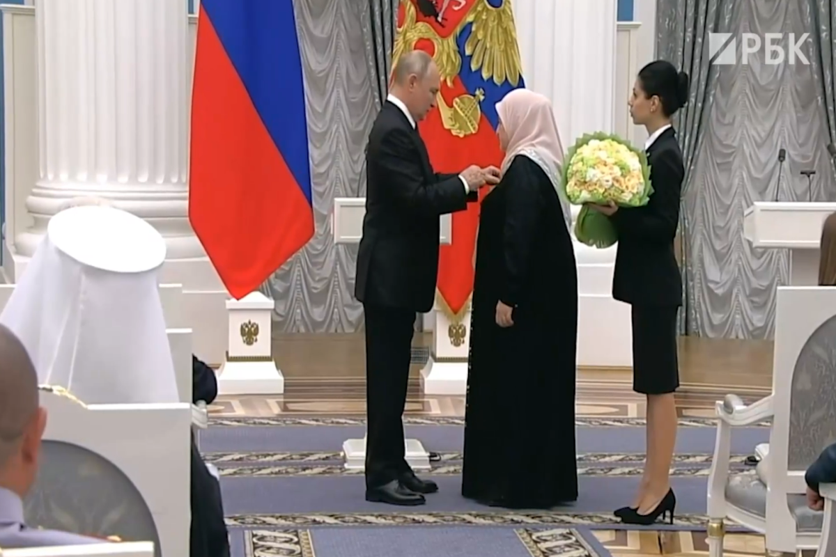 Владимир Путин вручил матери Кадырова орден Почета-ВИДЕО 