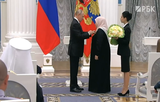 Владимир Путин вручил матери Кадырова орден Почета-ВИДЕО 