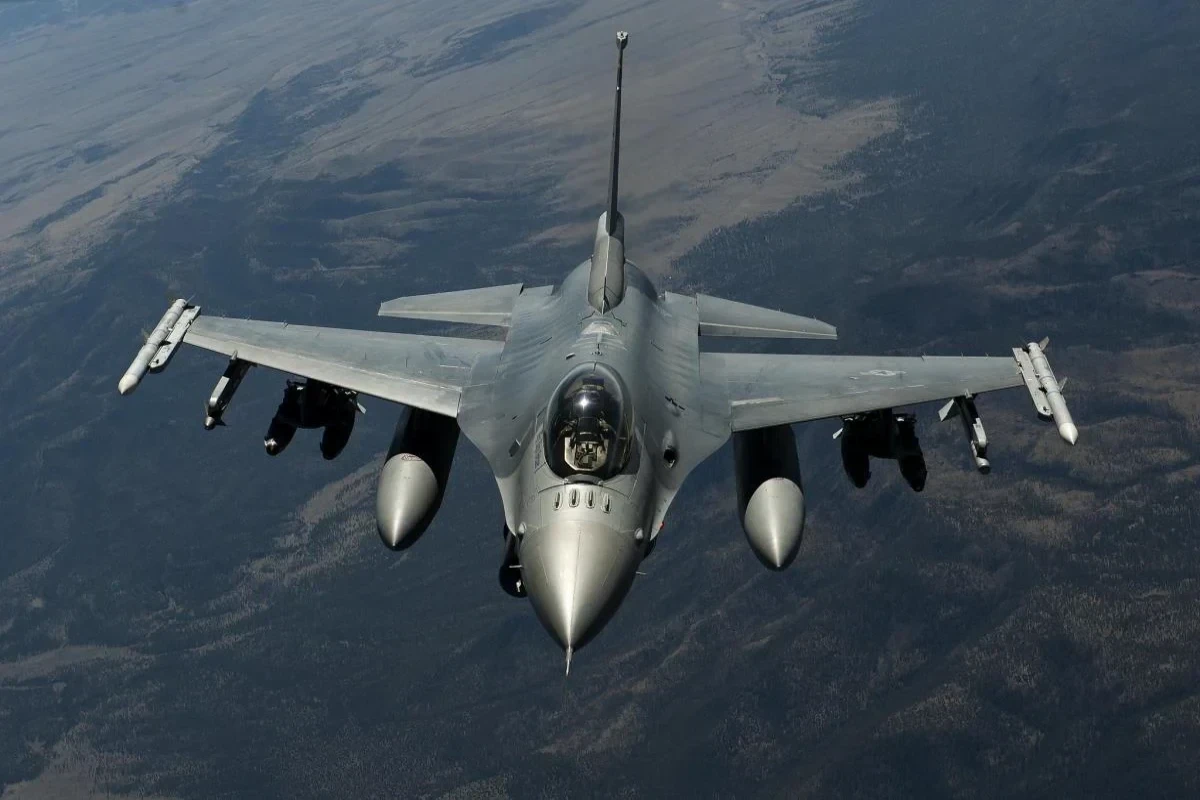 Чехия передала для украинских пилотов симуляторы для обучения на F-16