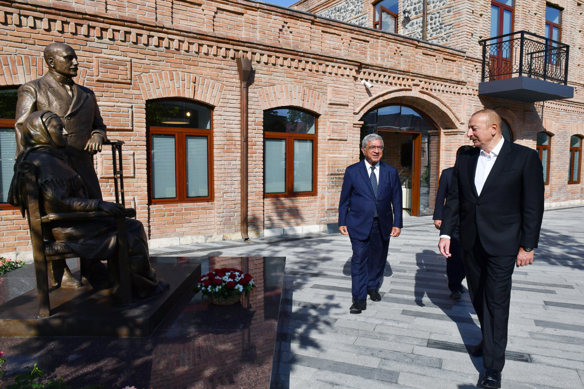 Ильхам Алиев в Газахском центре Университета ADA при Газахской учительской семинарии