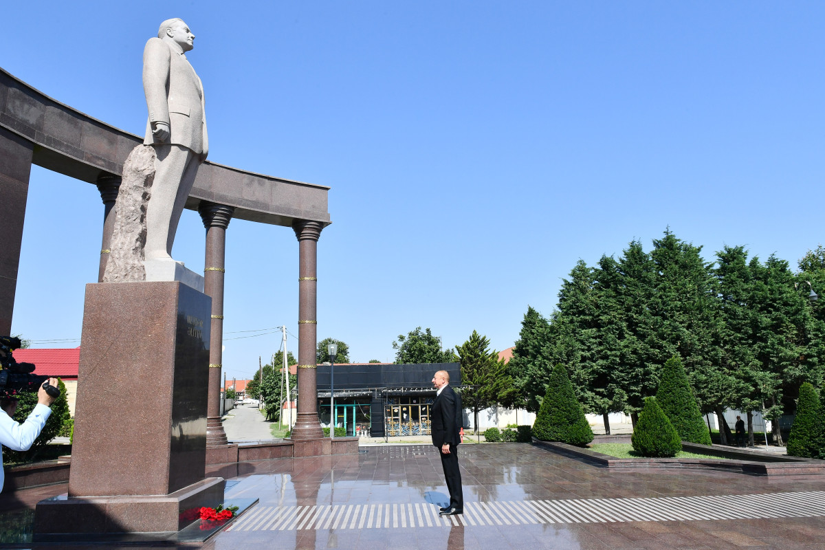 Ильхам Алиев находится с визитом в Шамкирском районе