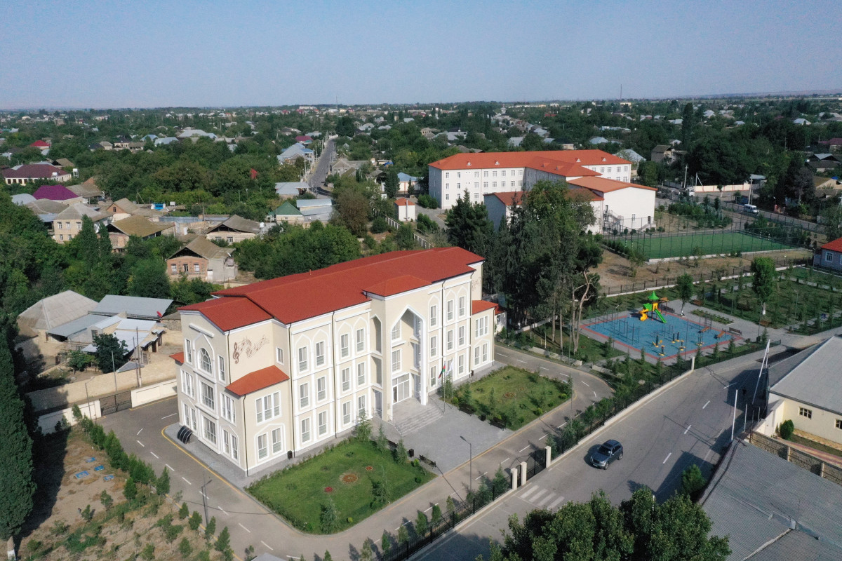 Ильхам Алиев принял участие в открытии нового здания детской музыкальной школы