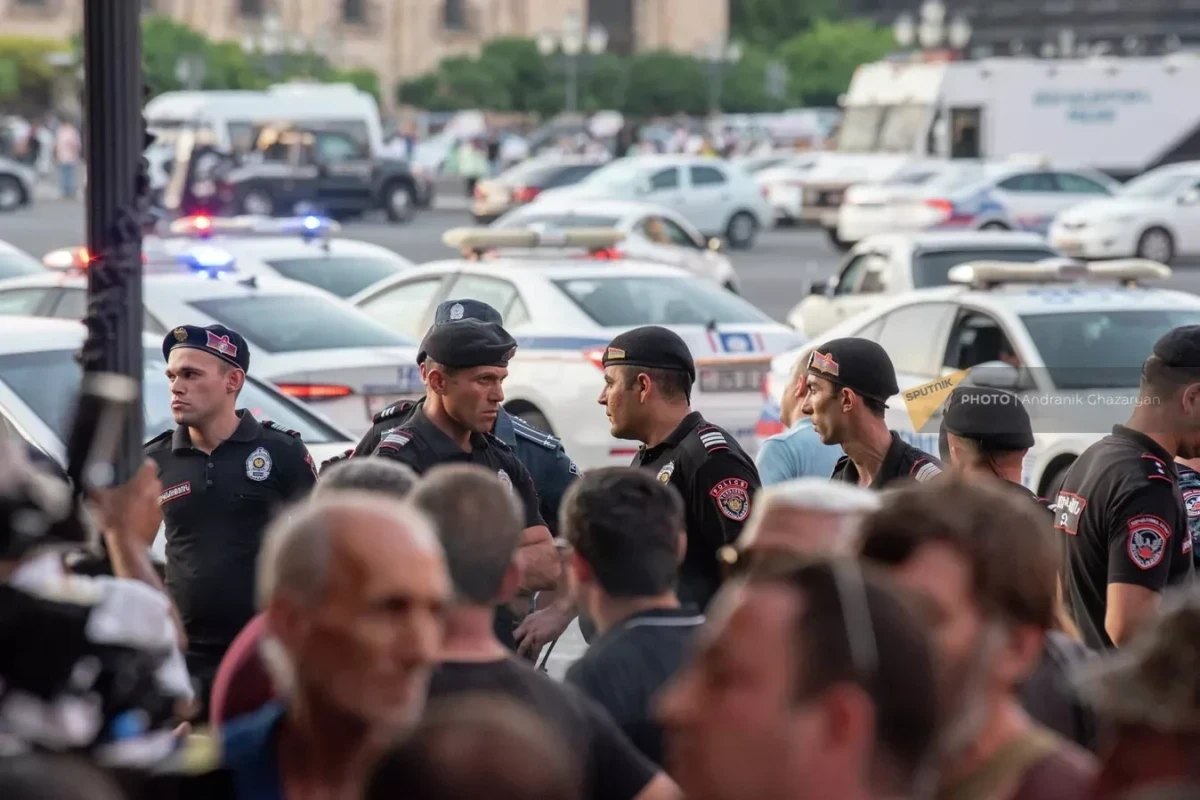 В Ереване полиция применила силу к манифестантам, есть задержанные
