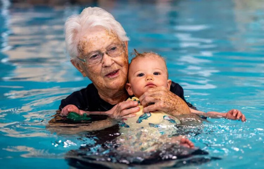 102-летняя инструктор по плаванию назвала причину своего долголетия