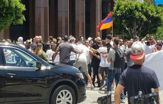 Армяне Лос-Анджелеса проводят акцию протеста у здания Генконсульства Азербайджана