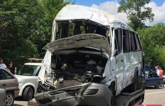 В Шамкире микроавтобус с рабочими попал в ДТП, пострадали шесть человек