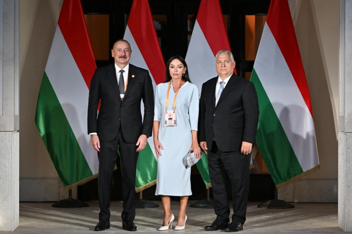 Ильхам Алиев и Мехрибан Алиева в Будапеште приняли участие в приеме по случаю Национального праздника Венгрии