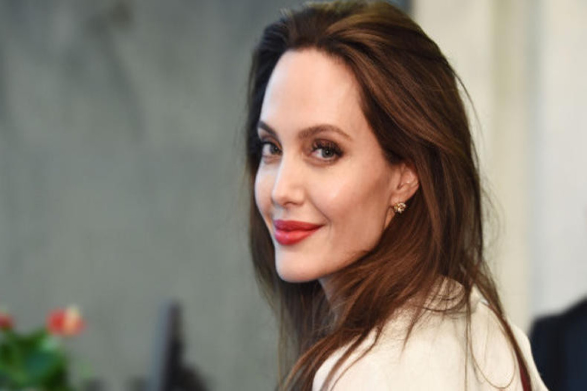 Анджелина Джоли показала, что набила на средних пальцах-ФОТО 
