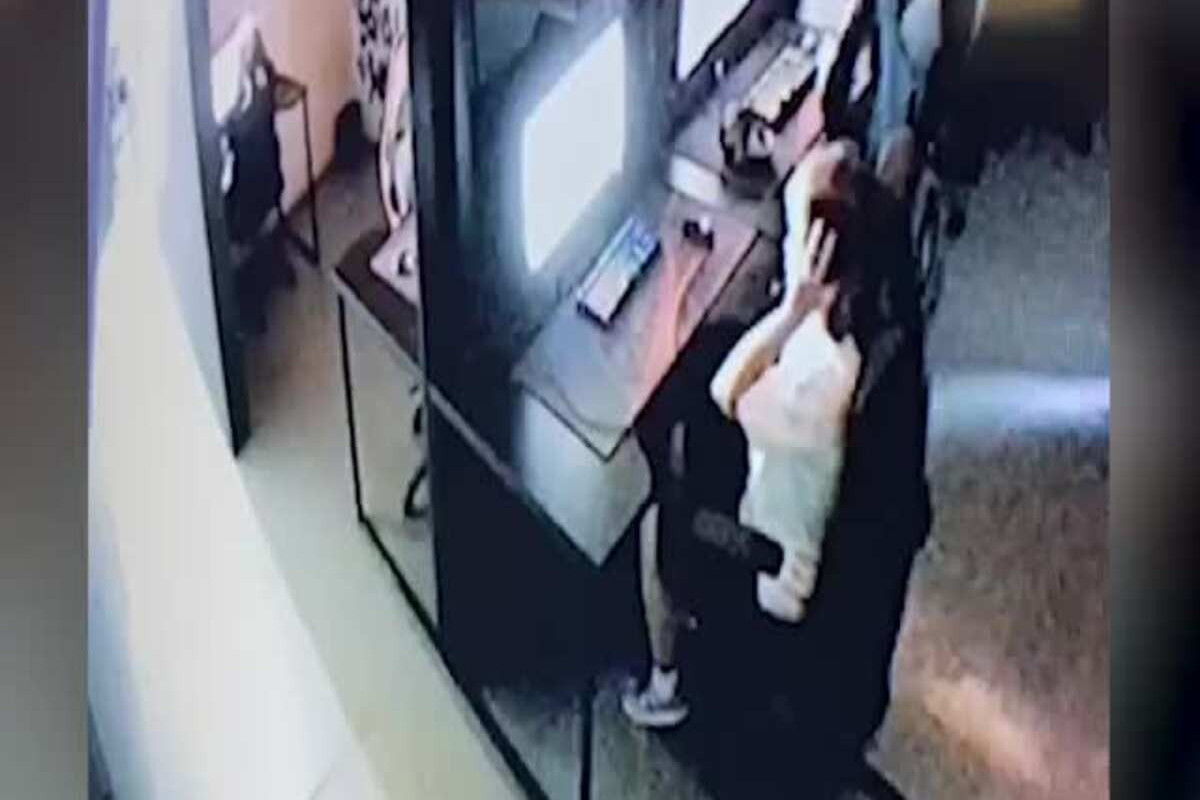 В Москве девушка разбила монитор в компьютерном клубе - ПРИЧИНА -ВИДЕО 
